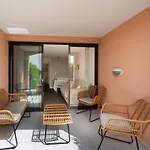 Vue Avec Piscine - Apartman *