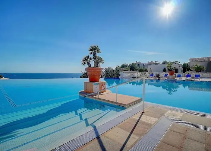 Vue Avec Piscine - *